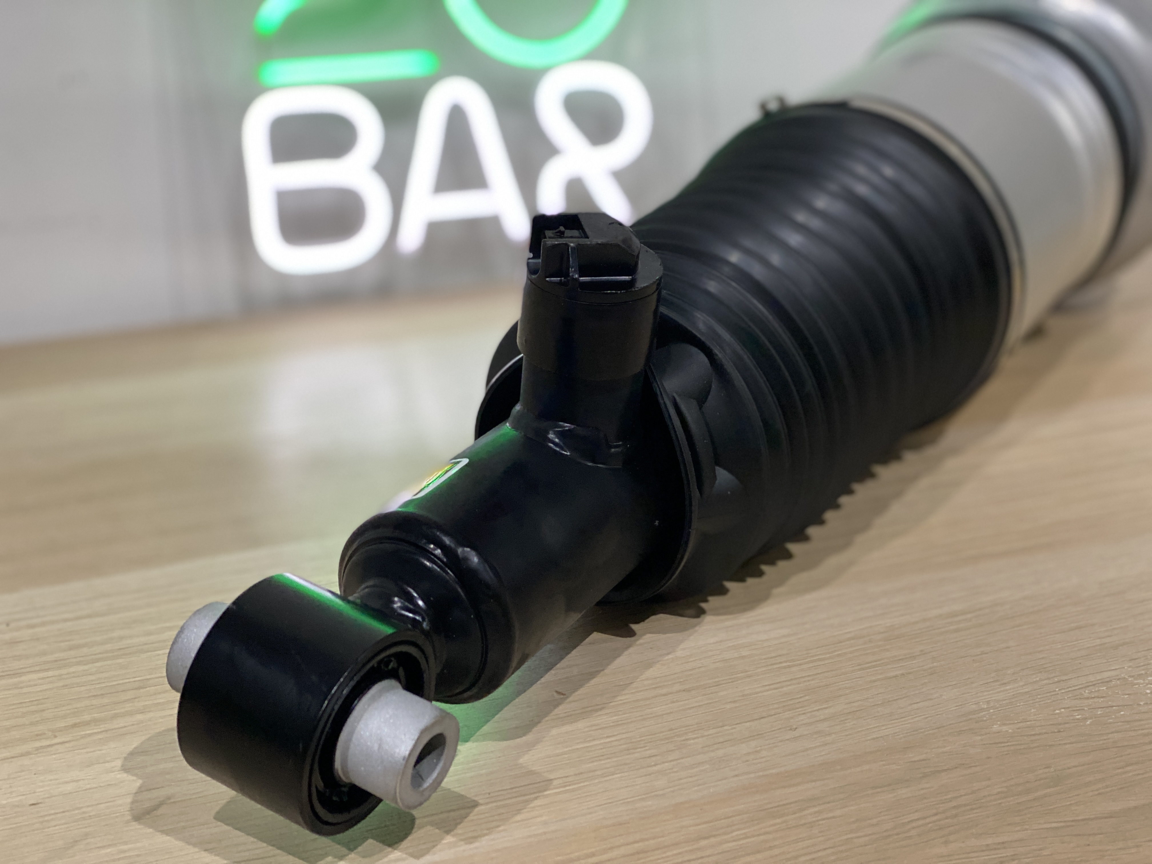 Задняя правая восстановленная пневмостойка Li L7/L8/L9 в интернет магазина 20BAR.